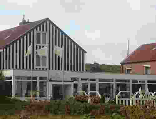 3 Sterne Bio Hotel Dünenhotel Strandeck auf der ostfriesischen Insel Langeoog Front Ansicht Hotel