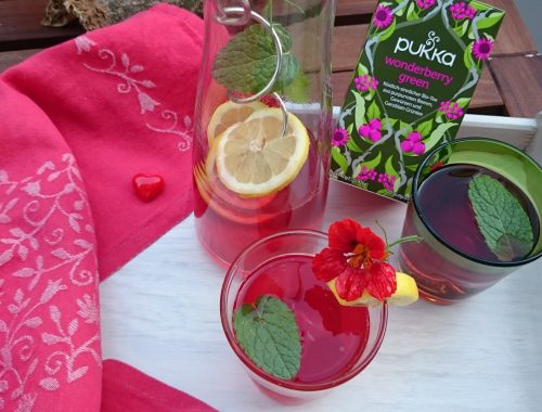 Bio Tee aus purporroten Beeren wonderberry green von Pukka Als Eistee