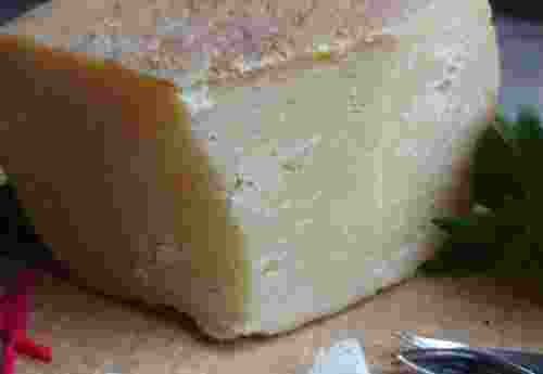 Schafskäse Pecorino Gran Riserva 24 Monate von Fattoria La Vialla Käse dekorativ angerichtet (2)