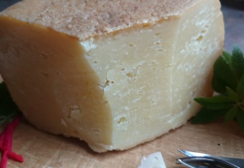 Schafskäse Pecorino Gran Riserva 24 Monate von Fattoria La Vialla Käse dekorativ angerichtet (2)