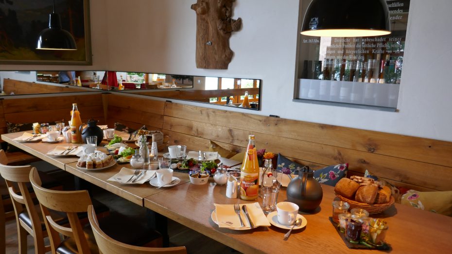 Plumbohms Aussichtsreich Gast und Logierhaus auf 493 Höhenmetern in Bad Harzburg Tisch im Restaurant