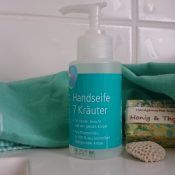 Flüssige Handseife aus 7 Kräutern mit aktuellen Duftnoten von Sodasan (1)
