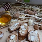 Glutenfreie Cantucci - Spezialität auf der Basis von Vollkornreismehl von der Fattoria La Vialla -- Glutenfreie Cantucci der Fattoria La Vialla