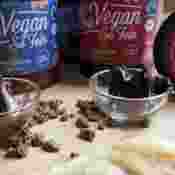 Palmölfreie und vegane Schokoladencreme, So Vegan So Fein in den Sorten Schokolade und Zartbitter von Brinkers Food 2 Schalen mit Schokocreme und Zartbittercreme